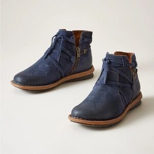 Born | Tarkikn Chukka Boots, navy, size 8.5/40, new without box